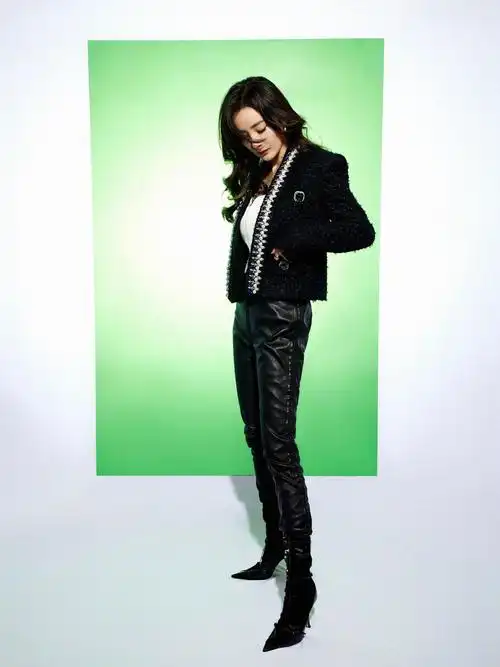杨幂今日造型大片黑色外套皮裤