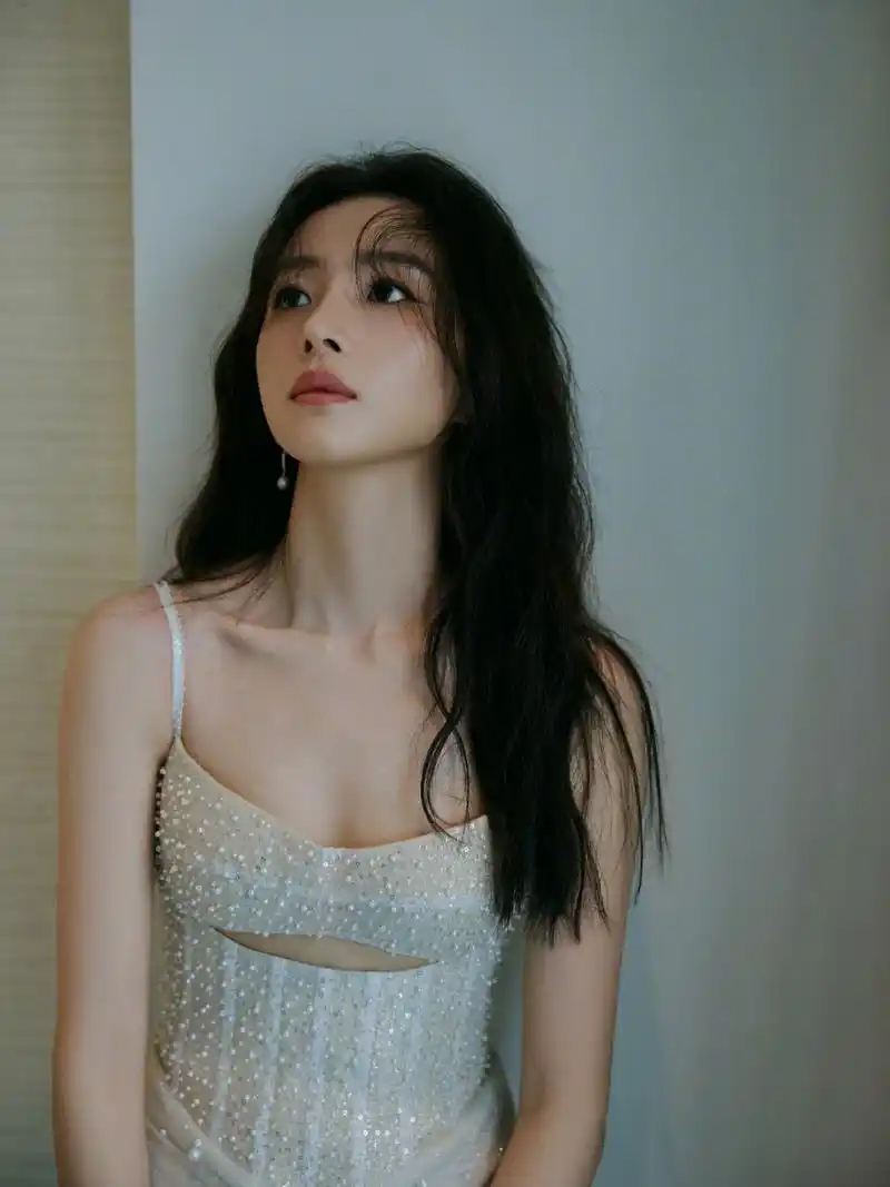 胡冰卿裙装写真大赏:优雅裙摆下的绝美瞬间