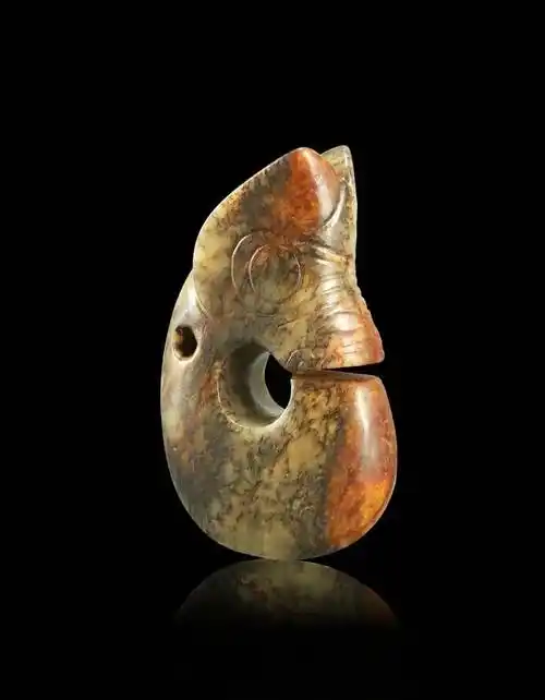 红山文化玉器非常的精美,其中最为著名的就是玉猪龙,这件玉猪龙头部