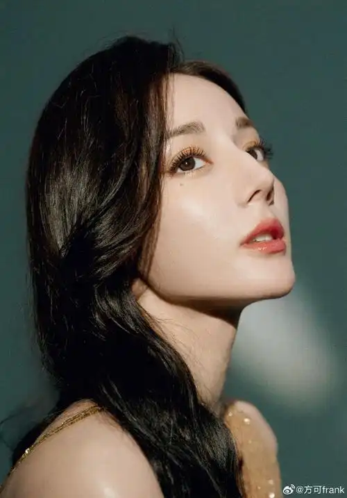 迪丽热巴浪漫卷发##大师出妆#  发型:方可7015