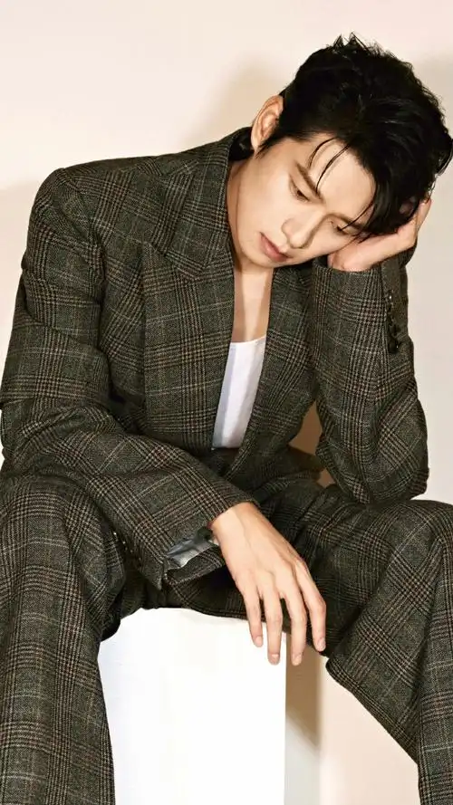 魏大勋wsj十月刊封面##魏大勋双排扣大衣封面