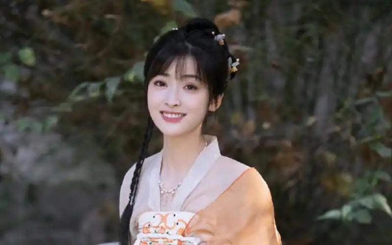 沈月好像还没拍过古装剧吧,这样的造型好像也不错呀