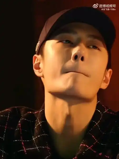 王一博仰头抿嘴笑