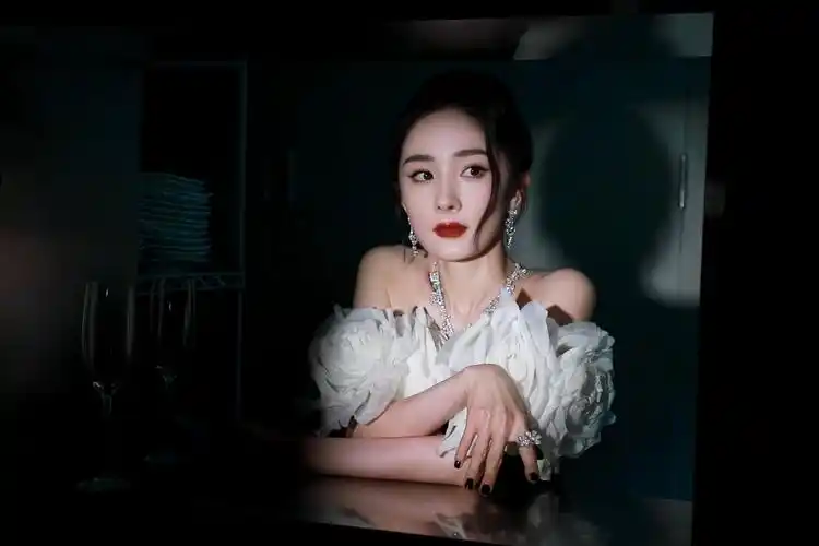 杨幂优雅黑天鹅礼服|微博之夜最美礼服