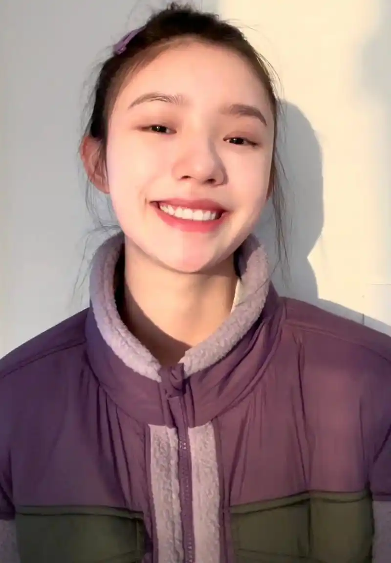 林允分享日常自拍清新可人,她本身就带着几分学生感,梳了丸子头,化