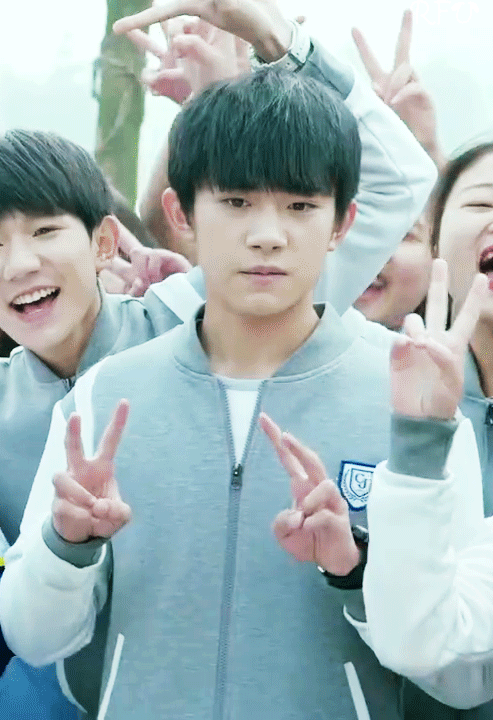 易烊千玺gif剪刀手gif照相gif呆萌gif