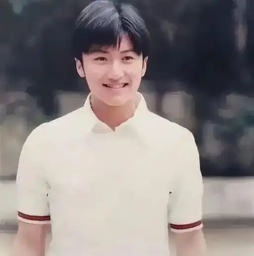 谢霆锋有多帅?04年与吴彦祖合影,那年24岁,五官如画气质不凡 嘿