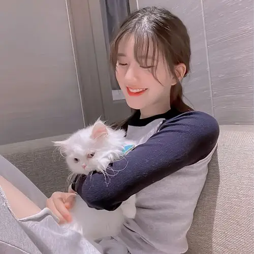 赵露思～ cr:山野逢春头像