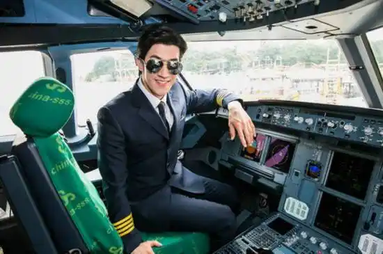 李治廷圆机长梦制服墨镜体验飞机驾驶