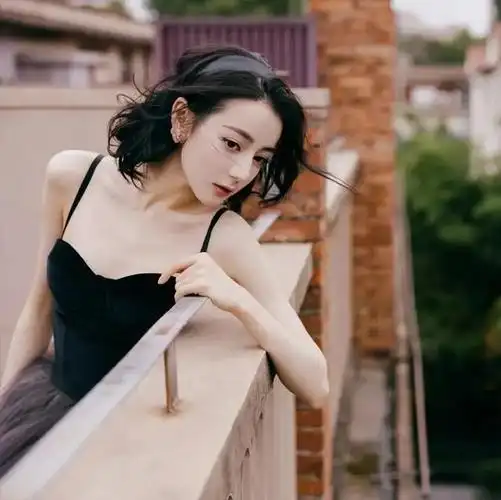 热巴穿衣尺度大且少,性感妩媚,参加活动时冷得发抖,值得吗?