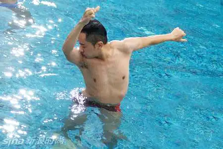 别看王祖蓝长得矮,但是他挺有才!别看他长得瘦,脱掉衣服也有三两肉!