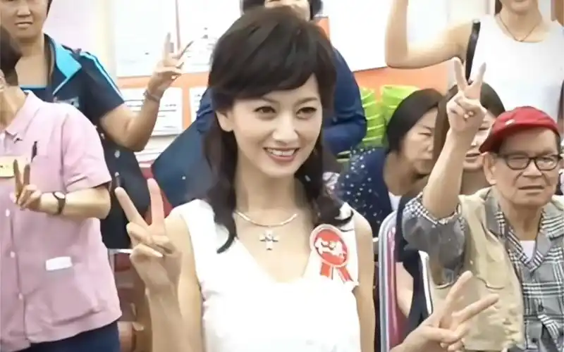 赵雅芝走进养老院探望,奶奶拉住赵雅芝的手问:"小姑娘你多大了?