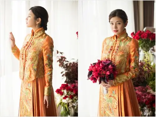新郎新娘首先以中式的敬酒服出现,陈晓身着瑞兽紫金袍,陈妍希身着