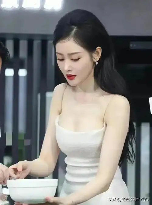 张天爱每一次衣服穿搭都十分讲究,气质优雅大方,总是能展现出最好的一