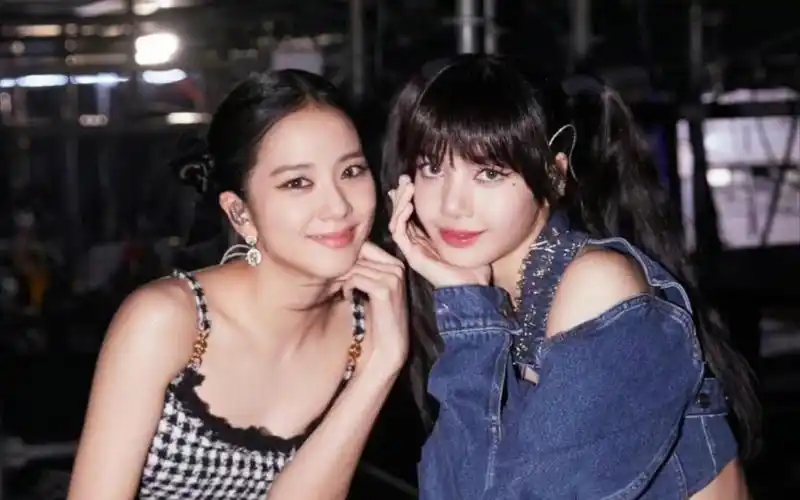 jisoo金智秀和lisa同框舞蹈直拍,智秀鞋跟超高,舞蹈不太好发力,但是和