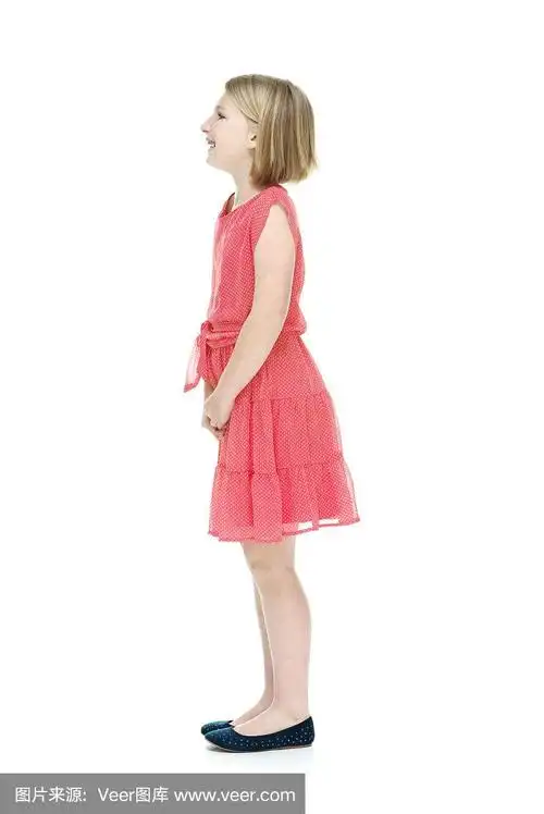 快乐小女孩的侧面