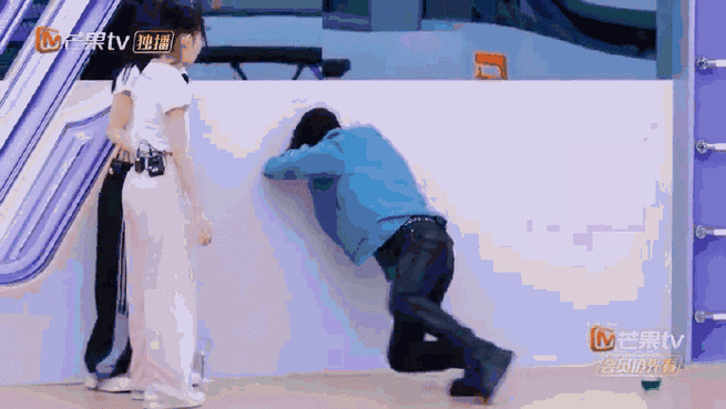 张艺兴示范用最大的力推墙