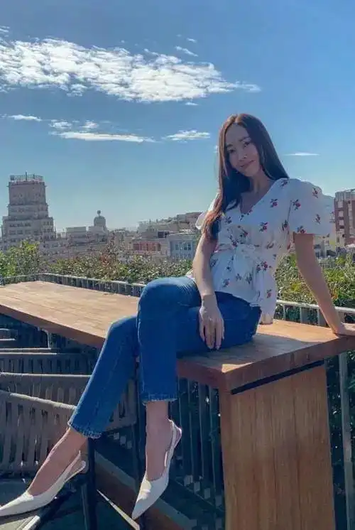 郑秀妍45码的高跟鞋都能穿得下,身高不高,脚却是男人的脚!