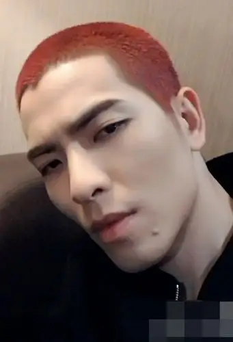 首页 男生发型 男生短发 男士剃剪出的板寸短发造型 小伙子打理最帅气