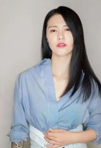 纹身女孩谭维维秀照片,网友:纹身藏起来给差评