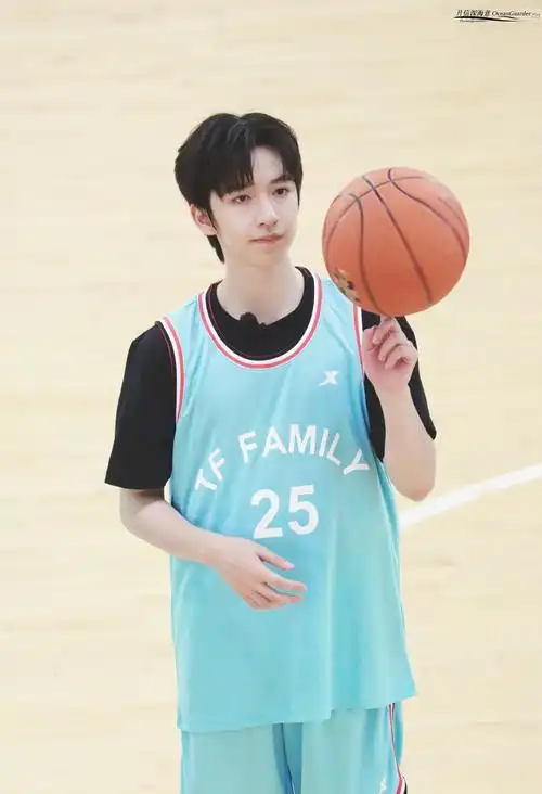 打篮球90很棒的帅气学长"@时代少年团-贺峻霖#贺峻霖夏季运动会路透