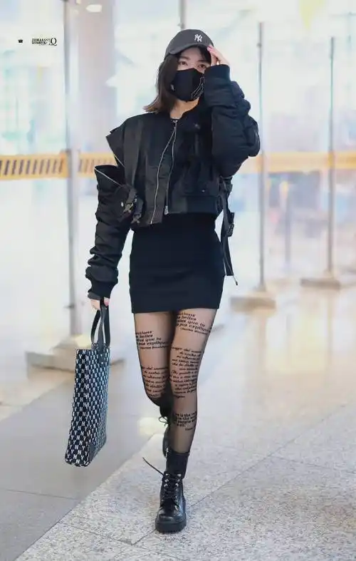 许佳琪今日机场饭拍 黑色短裙77同色系丝袜……_kiki_辣妹_许佳琪