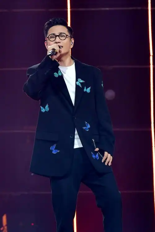 本名王卓实,11月14日出生于中国吉林省吉林市,中国内地流行男歌手