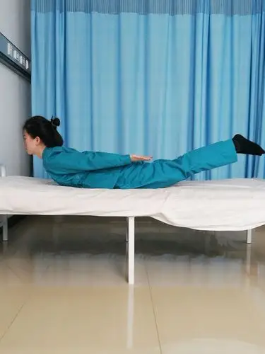 飞燕运动:每天早晚各做一次,每次15个×3组,在手臂和脚抬起的时候保持