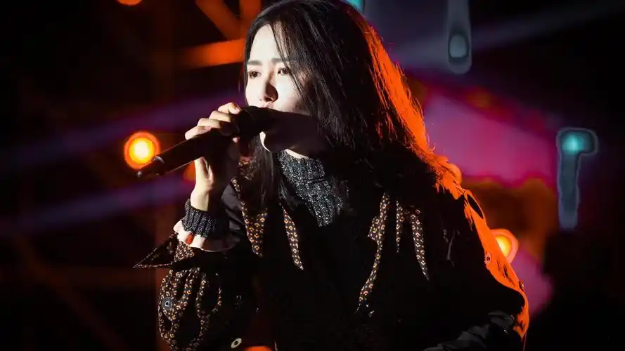 民谣天后陈粒演唱过的三首经典歌曲你一定都听过