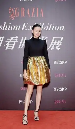 原创39岁的董洁现身活动身材黑色和金色拼接连衣裙蚂蚁腰真吸睛