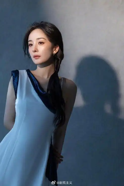 杨幂 侧马尾高定 真的很喜欢幂姐的这组大片啊,这身高定真的好绝啊