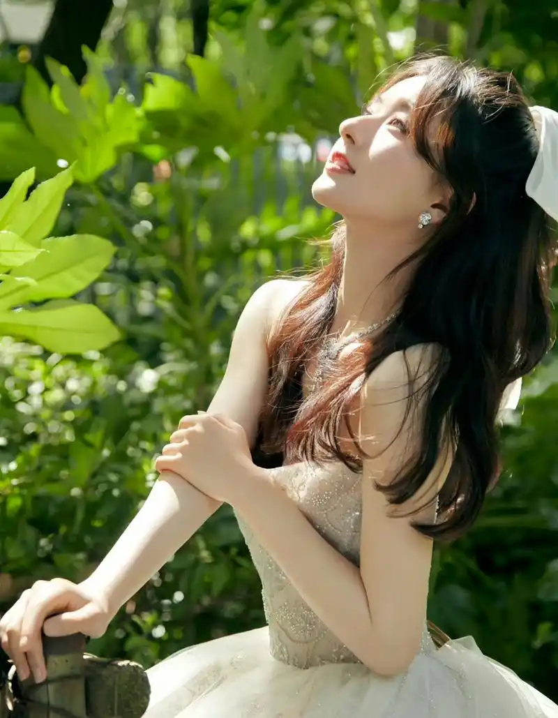 赵露思 一袭白色婚纱礼服 [太阳]甜美可爱 灵动俏皮 宛如人间小天使