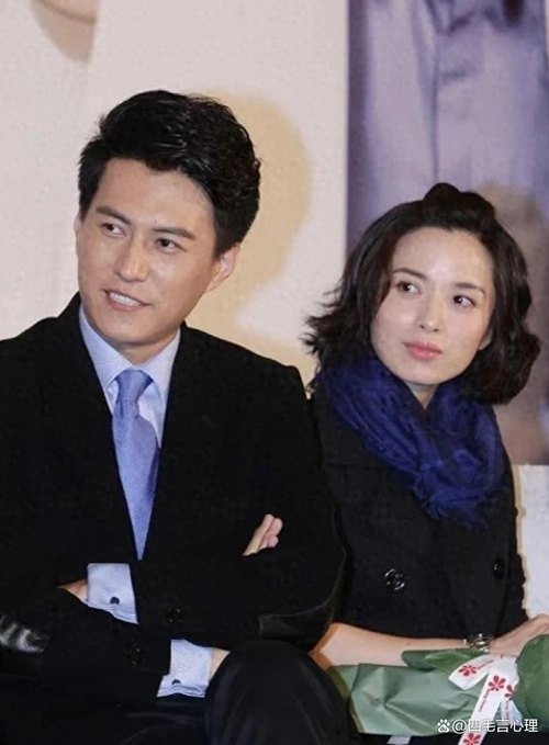 靳东,作为一位知名演员,其与李佳的婚姻尤其引人注目.