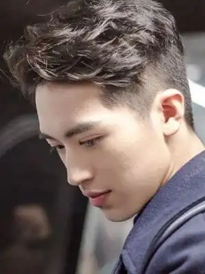 67男生剪什么发型好看  两边铲发型男