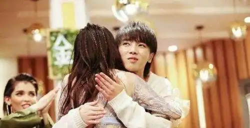 有一种胆大叫华晨宇抱关晓彤,看他手上的动作,鹿晗会怎么想?