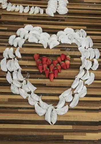 每一个饺子都包含了爱心365志愿者们浓浓的爱心,志愿者们心系福利院