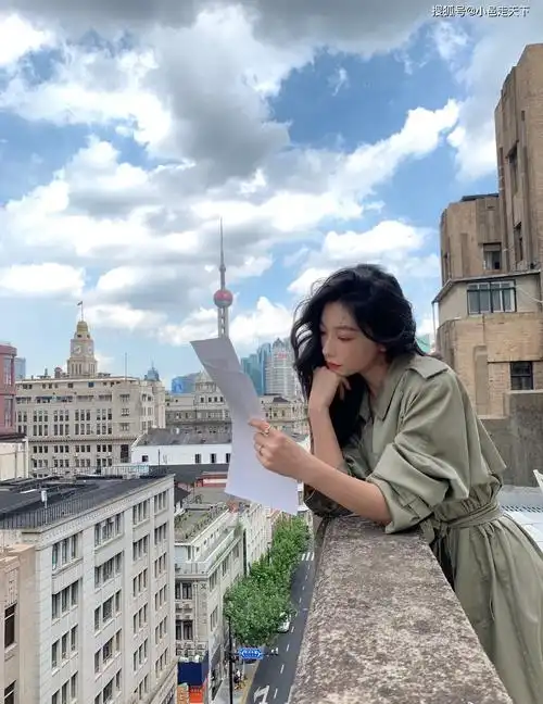 易梦玲绿色风衣大长腿性感写真