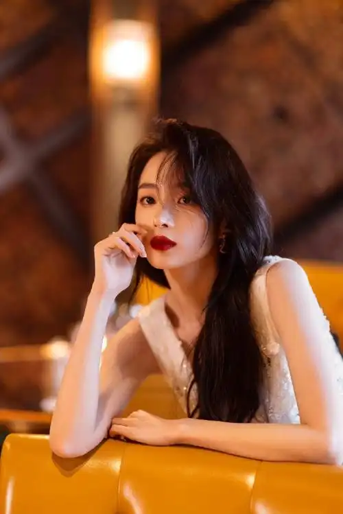 胡冰卿复古红唇好美