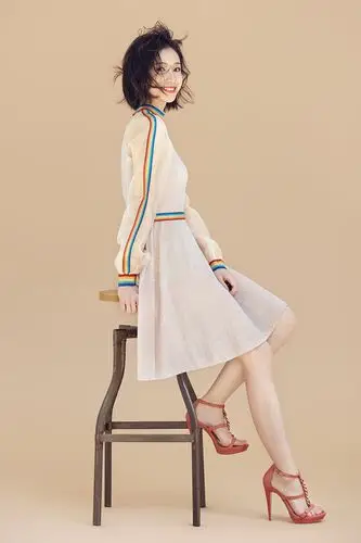 姜梓新最新写真曝光 明玉穿上现代装秒变女神