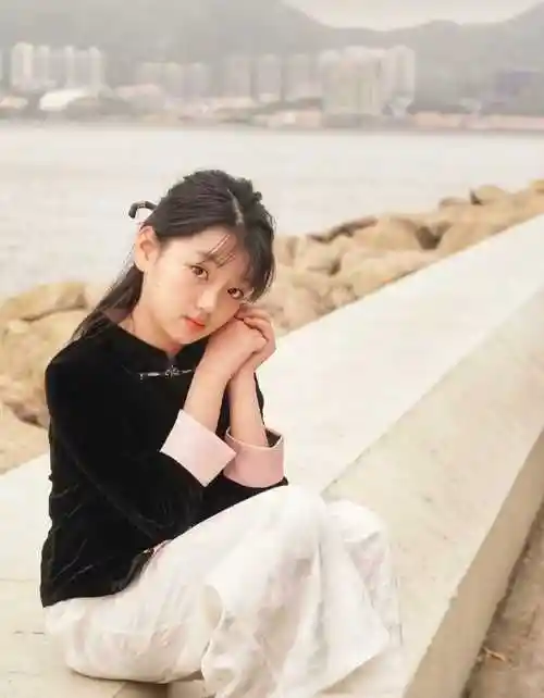 12岁阿拉蕾近照大变样,长成亭亭玉立的大姑娘,依然美貌动人