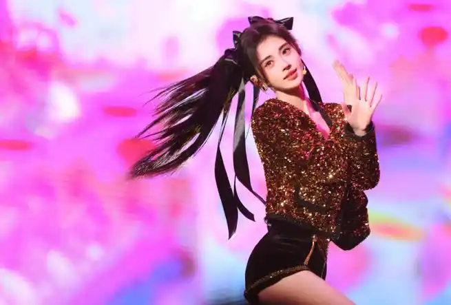 &《青花瓷》90@鞠婧祎现场图送达7415#江苏卫视跨年