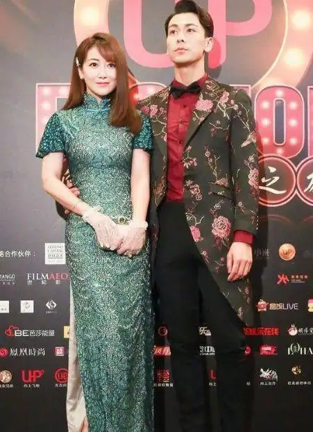 46岁陈紫函穿旗袍大方秀出水蛇腰与小6岁的老公秀恩爱