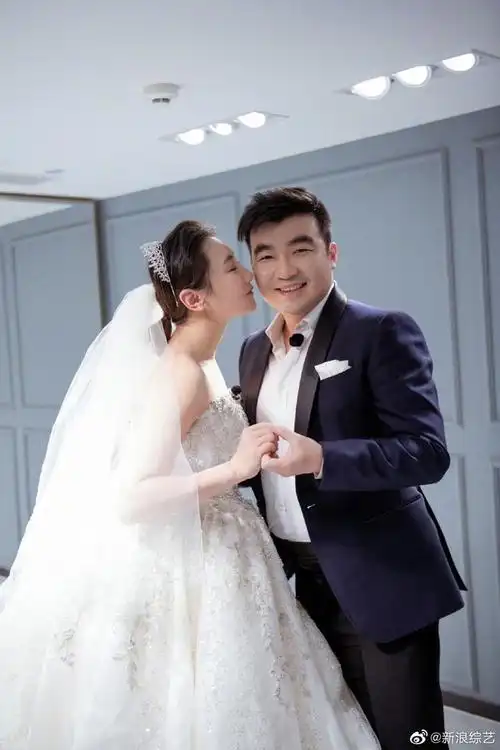 组图:何雯娜挺孕肚穿婚纱优雅大方 与丈夫梁超甜蜜对视超有爱