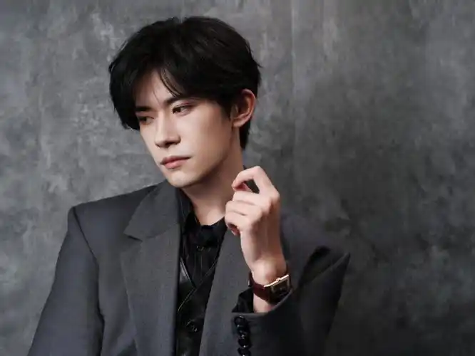 时尚芭莎年度派对#恭喜@tfboys-易烊千玺获得#bazaar icons#"年度