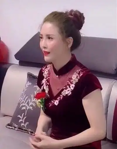 婚礼上婆婆的一张照片走红堪比女明星的气质儿媳妇也没资格比