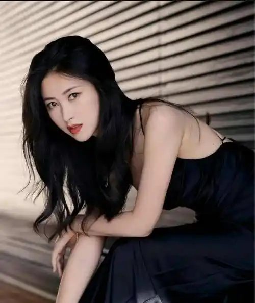 朱珠艳而不妖,身材时尚玲珑,让人一眼万年,不愧是知性优雅女神