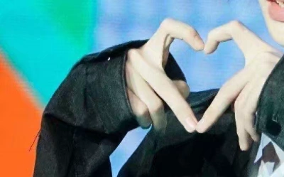 华晨宇花式比心