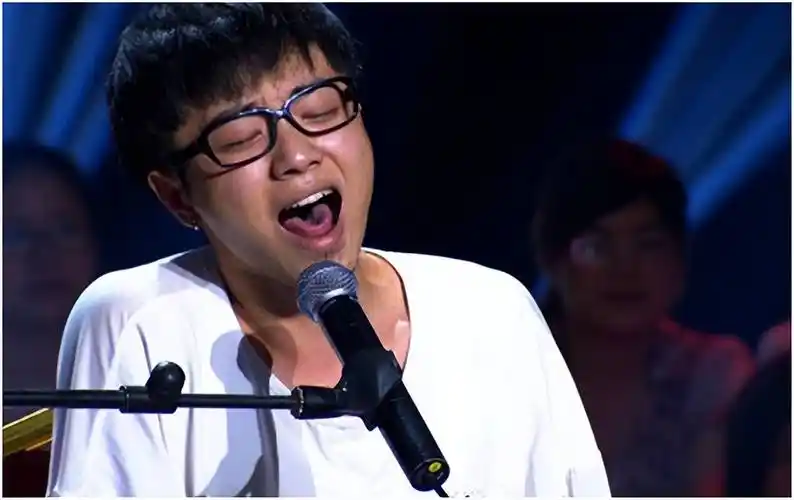 2013年,华晨宇参加音乐选秀节目《快乐男声》,他凭借出众的音乐实力"