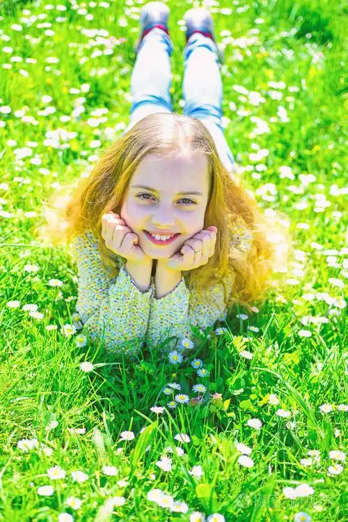 孩子喜欢春天阳光明媚的天气, 而躺在草地上.鼎盛的概念.