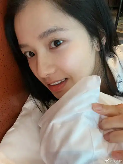 张婧仪休息休息睡到自然醒##张婧仪素颜六宫格自拍